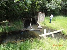 Córrego da Minhoca, cuja tubulação fechada situada nesta seção, transporta a água bruta por gravidade até a ETA, mostrando em sequência um pequeno vertedor, caixa de areia