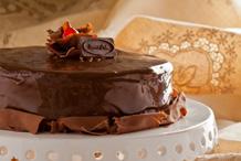 cobertura de chocolate) Torta Brownie com doce de leite e frutas vermelhas (Brownie de nozes, doce de leite e geleia de frutas vermelhas artesanal) Torta