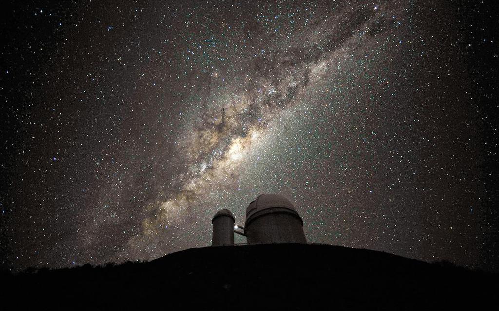 Em uma noite escura, em um lugar afastado da poluição luminosa, olhamos para o céu e vemos incontáveis estrelas.