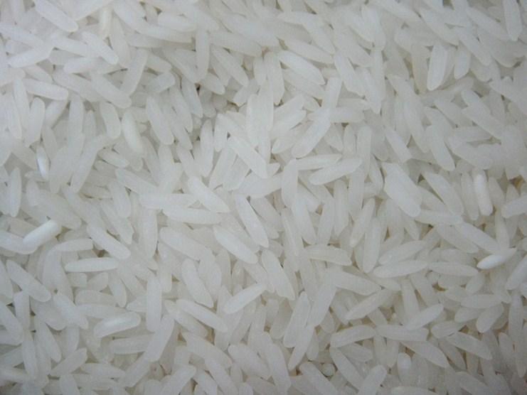 9 M a io - ARROZ O preço médio do arroz permaneceu em baixa, registando em Maio uma queda de 2.0% em relação à média do mês anterior. Em termos de variedades, verifica-se uma queda de 3.