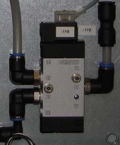 Introdução 2 15 Opção Key to Line (operação comandada por sinais externos) Uma válvula com alavanca manual (opcionalmente uma válvula de solenóide) e uma válvula proporcional encontram-se atrás do
