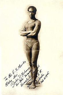 Entre os maiores nomes da natação em todos os tempos, destacam-se: Duke Kahanamoku (E.