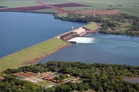 - Seu principal rio é o Paraná que recebe as águas de diversos afluentes como, por exemplo, rio Tietê, Paranapanema e Grande.