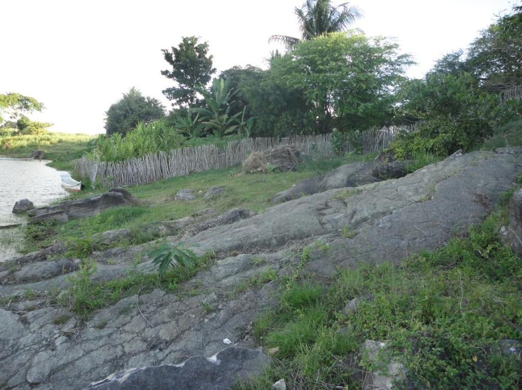 55 Foto 02: Base da Formação Morro do Chaves, constituida por conglomerados com seixos de filitos e grãos e seixos de quartzo