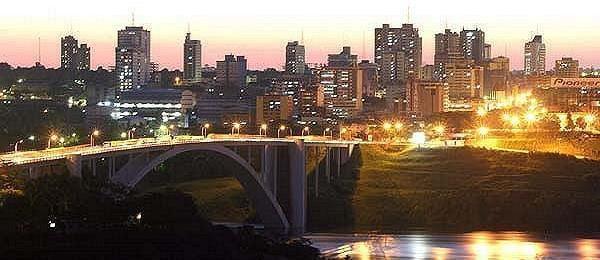 9. COMPRAS NO PARAGUAI O acesso até Ciudad del Este se dá por meio da Ponte Internacional da Amizade, que cruza o rio Paraná, e pode ser atravessada a pé, de carro, mototáxi, transporte turístico ou
