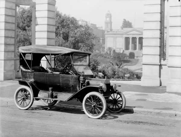 Década de 20 Henry Ford Linha de montagem. 1. Esteira de produção; 2.