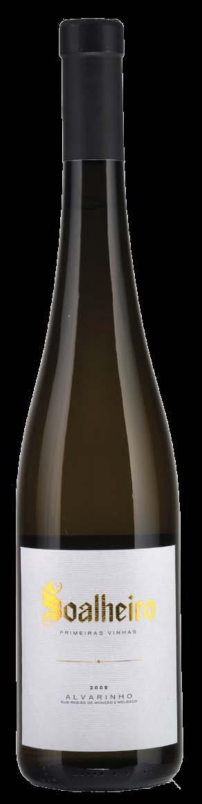 Com a marca Soalheiro e com a fabulosa casta Alvarinho, este Primeiras Vinhas provém das vinhas mais velhas, cepas com quase trinta anos, das primeiras a serem plantadas em Melgaço.