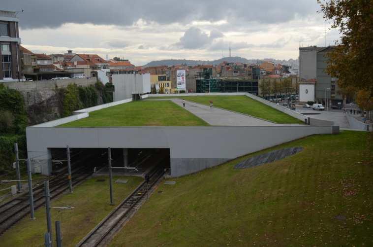 Porto, a adoção do conceito de cobertura jardim conseguiu, além do isolamento acústico e