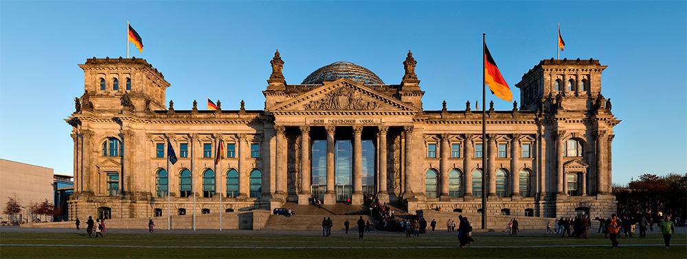 Visita panorâmica pela cidade conhecendo: o Portão de Brandemburgo, o Reichstag, a Unter den Linten, Igreja comemorativa do Káiser na Ku Damm, Alexander Platz, East Side Gallery, memorial ao Muro de