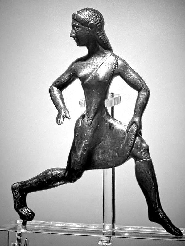 Observe a imagem abaixo para responder à questão 8. Mulher praticando exercício físico, estatueta de bronze, 11 cm de altura. Grécia, 502 a.c. Disponível em: https://i.pinimg.