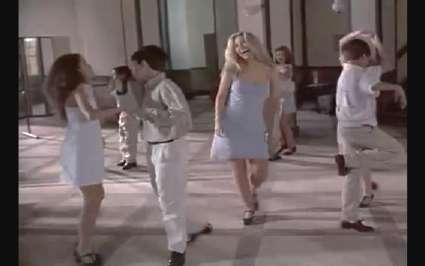 No filme Xuxa requebra, observamos a disciplina organizando os corpos em espaços, na configuração da escola de dança Dois Corações.