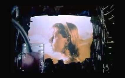 Em Lua de cristal, Maria da Graça é observada por Duda (Duda Little) em diversos momentos da narrativa.