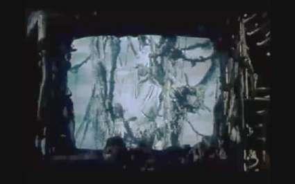 Na cena que podemos observar na Figura 58, Duda está no teto do prédio e vigia Maria da Graça, que está logo abaixo.