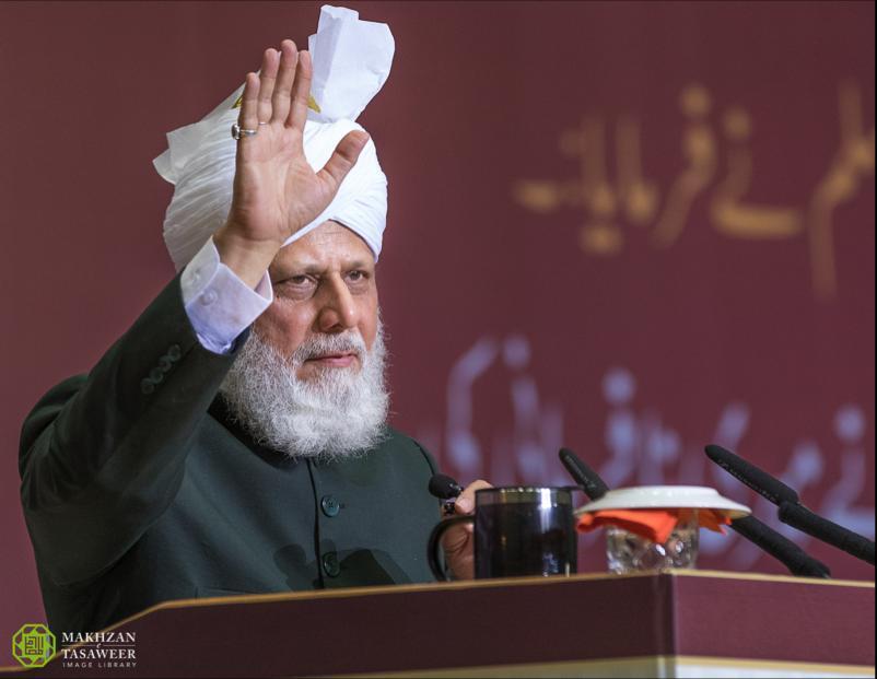 No início do dia, mais de 41 mil Muçulmanos da Comunidade Ahmadia que participaram no evento em Karlsruhe prestaram promessa emocional de fidelidade (Bai'at) na mão do Quinto Sucessor do