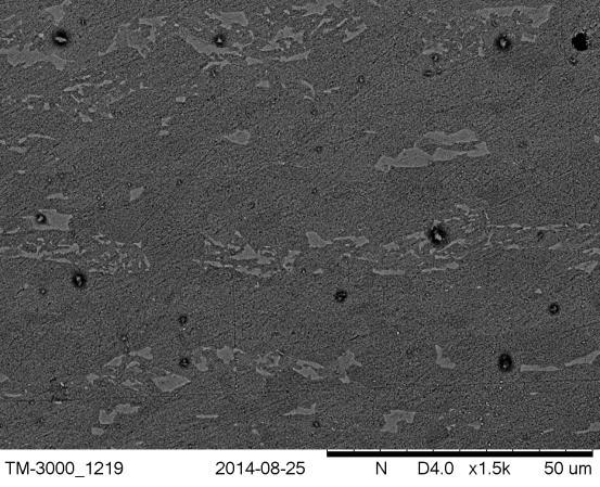 Figura 3(a): Fotomicrografia do aço API 5 LX80 de MO (200x e 500x), da Microestrutura. Ataque 3: Le Pera.