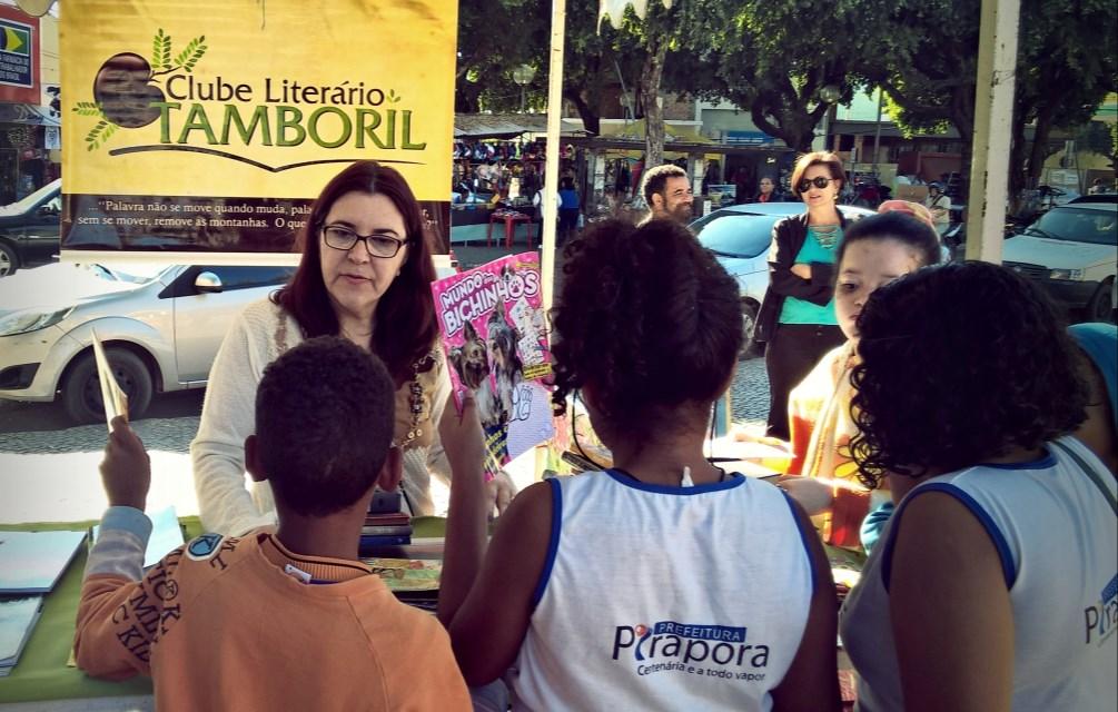 A estrutura do ponto de leitura pode ser uma geladeira sem motor, que se transforma em Geloteca; uma Barraca de Feira; um carrinho de pipocas ou de