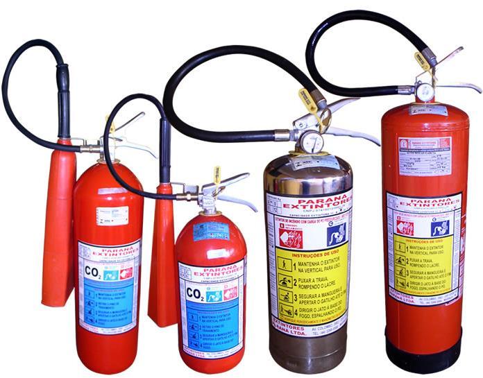 Tipos de extintores portáteis: - Tipo Espuma: Classe A e B - Tipo CO2: Preferencialmente Classe B e C, embora possa ser usado também em