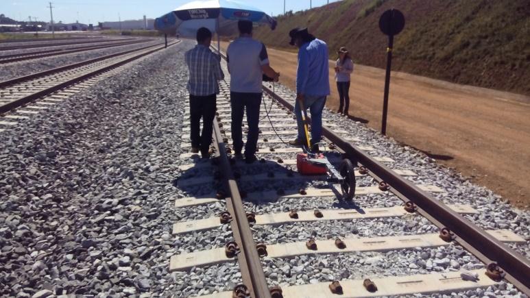 A operação de campo foi realizada no pátio da linha aqui denominada via 2, a aquisição de dados de GPR realizou-se com auxilio de técnica do perfil de afastamento