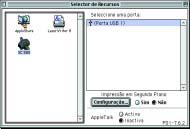 1. Seleccione Selector de Recursos no menu Apple e depois seleccione o ícone da impressora e a porta à qual se encontra ligada. 2.