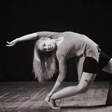 BARRA DE CHÃO Adaptação de exercícios de ballet clássico para o plano horizontal.