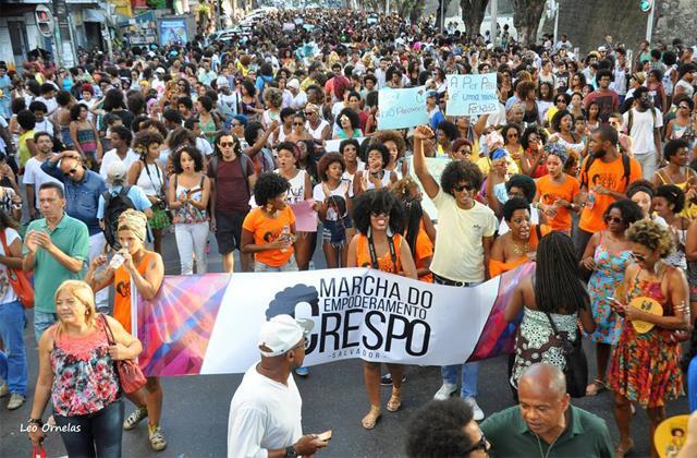Imagem 02 - Marcha do Empoderamento Crespo em Salvador, 2015 3 O aspecto político nessa onda de marchas que se sucederam foi impactante, se compreendermos que entre os mecanismos mais eficazes do