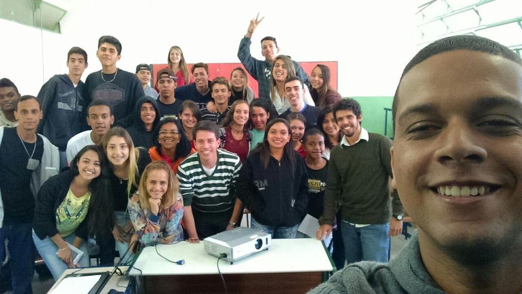 pelo autor) ARQUIVO 2: Foto com os alunos da E.