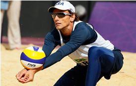 O voleibol de dupla na areia é praticado com o atleta exposto ao meio ambiente, merecendo o uso de agasalho para o