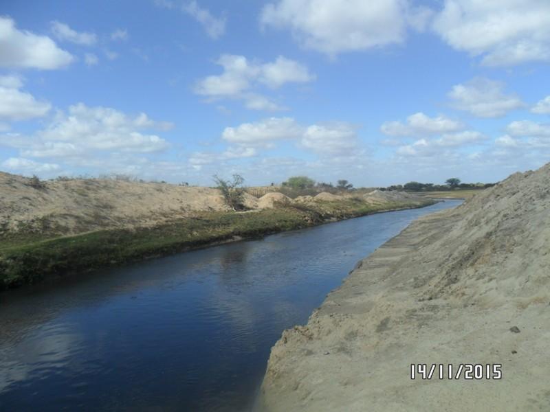 Limpeza Emergencial do Rio Piancó-Piranhas-Açu (2015) ObjeUvo: Evitar o colapso de água existente nos