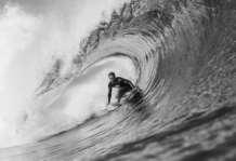 02. Leia a notícia a seguir, sobre o surfista brasileiro Lucas Silveira. Nunca o surfe brasileiro viveu uma fase tão mágica.