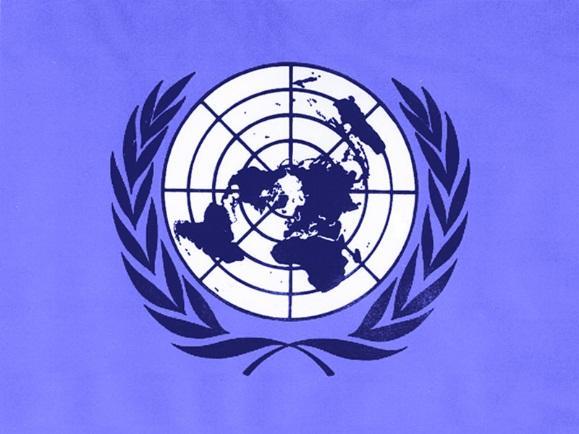 a) 72 km b) 200 km c) 720 km d) 2 000 km e) 7 200 km 8) Bandeira da Organização das Nações Unidas (ONU) A bandeira da ONU (1947), nas cores azul e branco, simboliza a união dos povos do mundo através