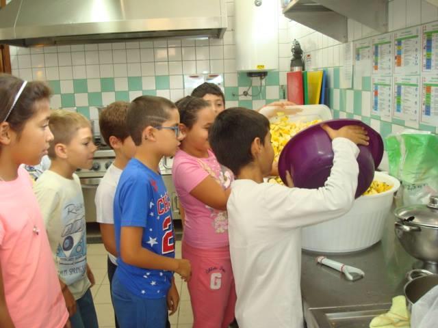 Assim, deram início à preparação de uma salada de frutas frescas que