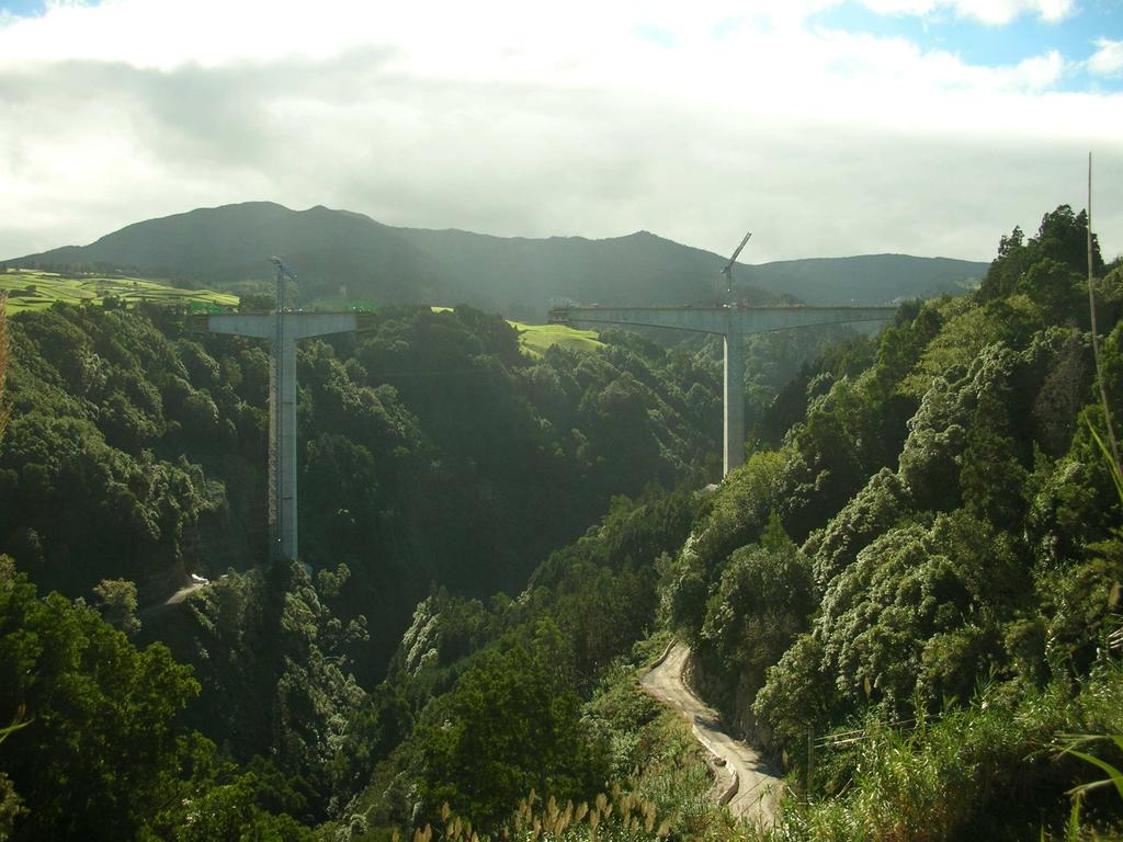 Fase 13 Realização de acabamentos Figura 12. Vistas durante a construção da obra 7.