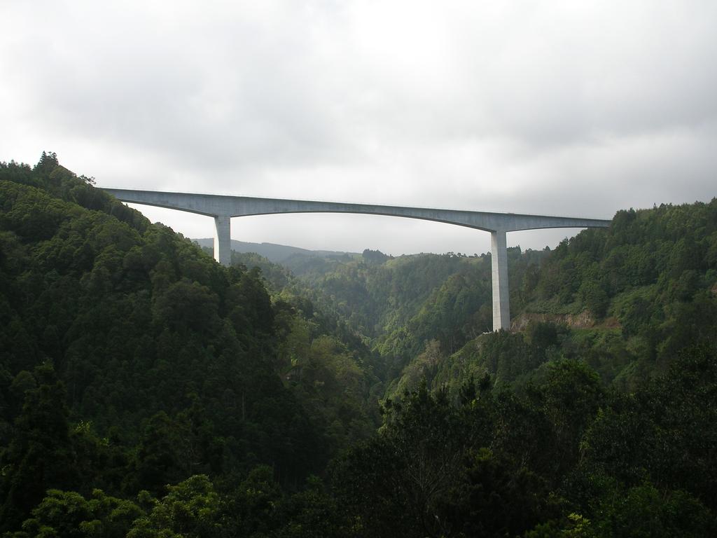 Viaduto sobre a Ribeira Despe-te que Suas 185.00m de vão central e tramos laterais de 105.00 e 95.00m (Fig 1 e Fig. 2).