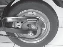 Retire a roda traseira e verifique a condição de uso do pneu.