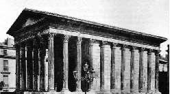 Figura 9: topo Maison Carrée, em Nîmes, 130 d.c., o templo romano melhor conservado e com uma ordem coríntia. Fonte: SUMMERSON, 1994.
