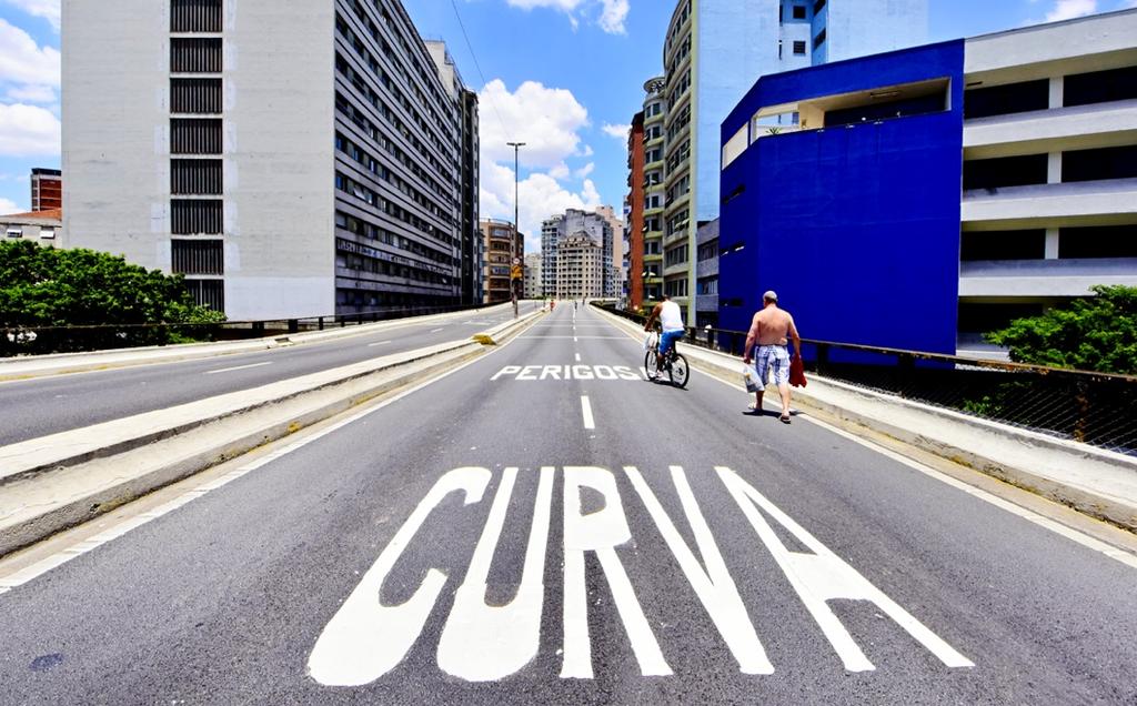 Os vendedores de rua, músicos, pessoas de todas as idades, moradores nas pequenas varandas de suas casas, formam