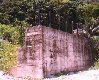27 Figura 11 - Muro de concreto Ciclópico Fonte: Gerscovish, Danziger e Saramago (2016) 2.8.2.3 Muros em fogueira (crib wall) Os muros em forgueira (crib wall) (figura 12 e figura 13) são estruturas