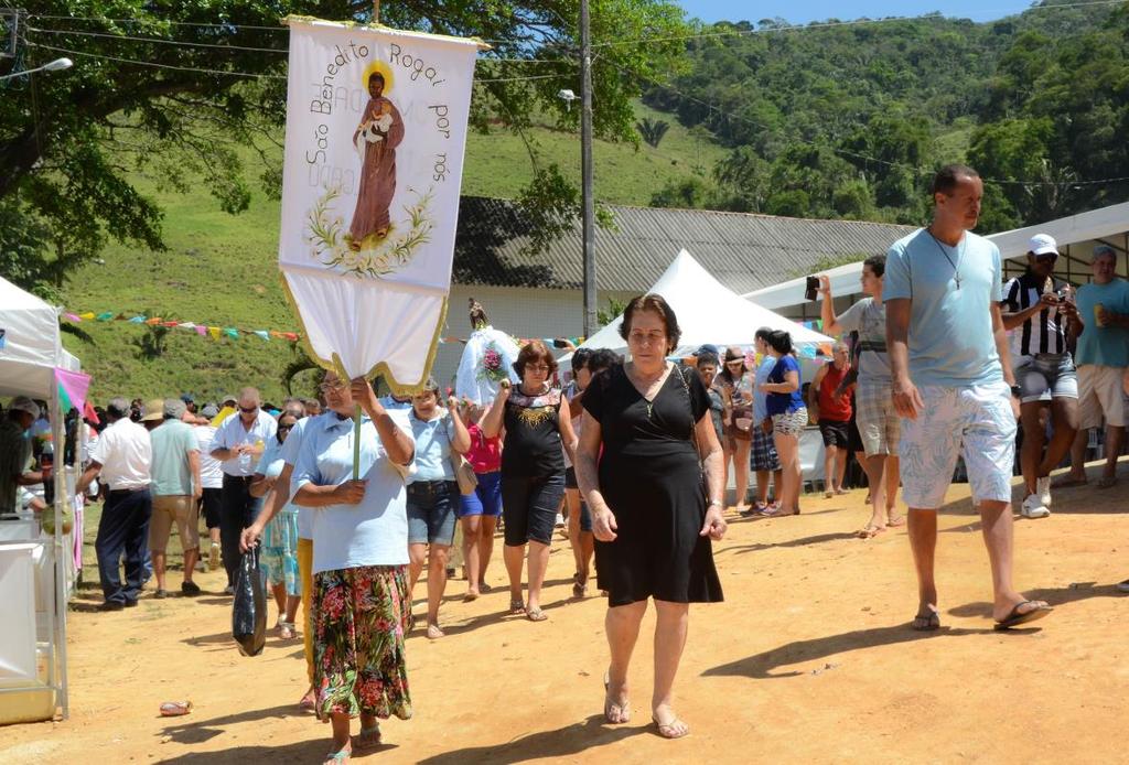 A imagem do santo é retirada do altar da igreja e conduzida em um andor, levado sobre os ombros das mulheres, as quais se deslocam até o Mastro de São