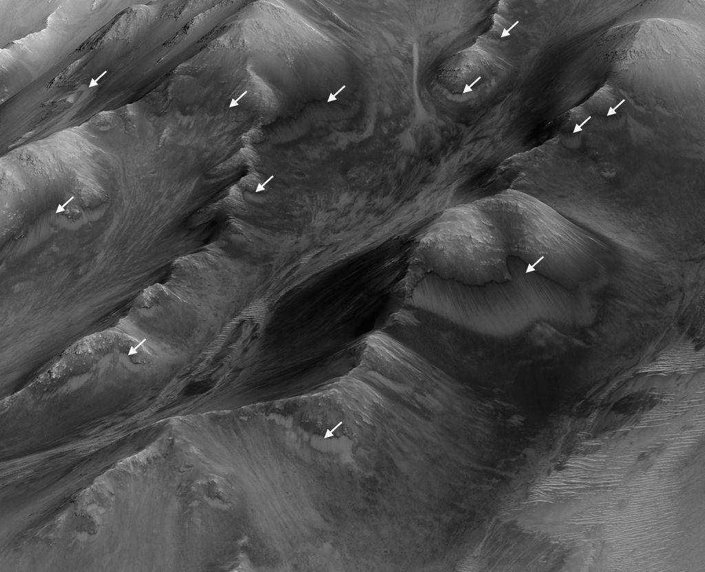 Mars Reconnaissance Orbiter Lançamento em 2005 As setas brancas mostram regiões onde ocorre o fluxo de água, na forma de sais hidratados.