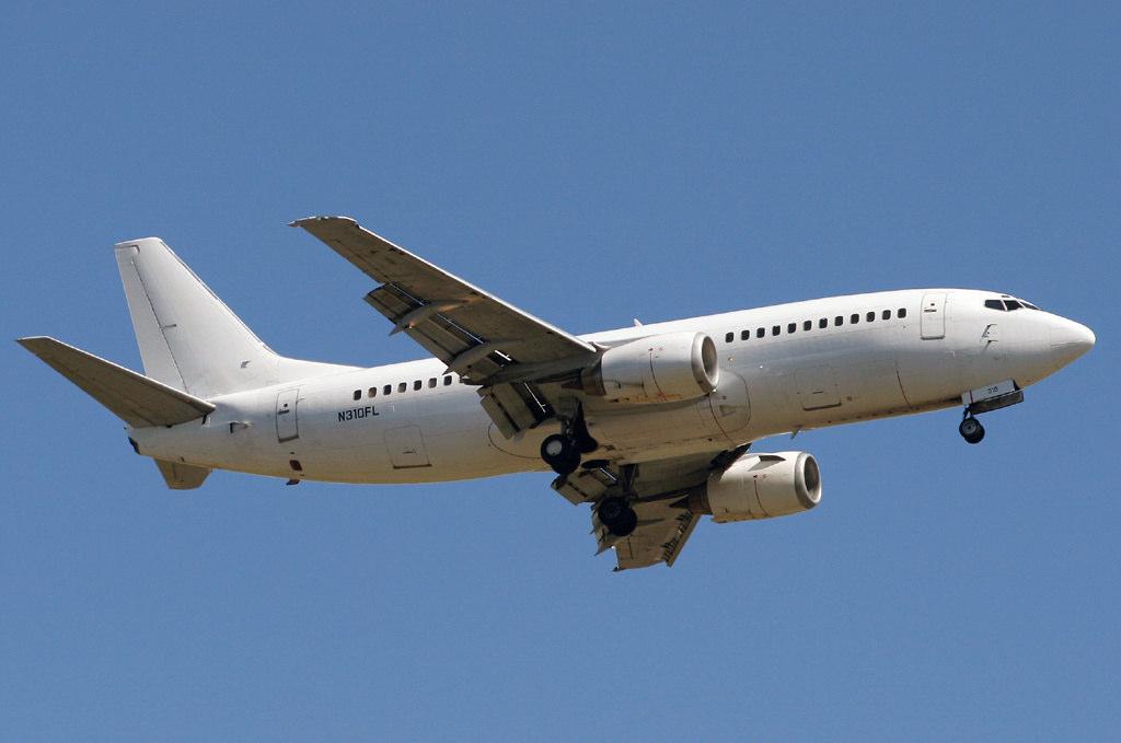 PESO E BALANCEAMENTO DE AERONAVES 15 3- COMPONENTES DAS SUPERFÍCIES PRIMÁRIAS SUPERFÍCIES DE COMANDO Picar e Cabrar (Profundores ) Rolagem ( Ailerons) Guinada ( Leme de Direção ) Boeing 737-300 a)