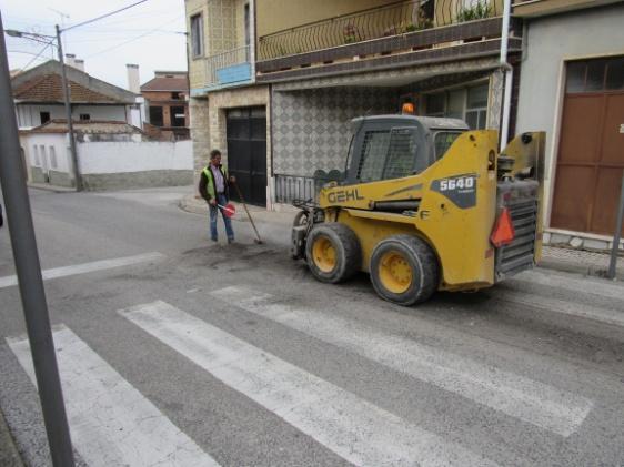 reparação de ruturas, o que obriga à eliminação dos pavimentos existentes nesses locais, para boa execução dos trabalhos da A.S.