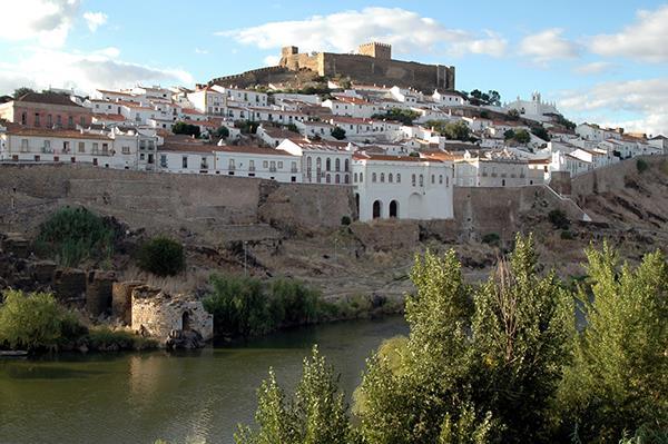 deste próspero povoado. O Castelo de Silves, no Algarve, em Portugal.