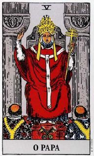 05 O HIEROFANTE O hierofante, também representado em alguns tarôs como o Papa, simboliza a sabedoria divina no homem, e a busca de respostas para seus questionamentos nos valores