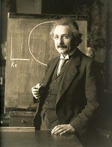 Figura 7: Retrato de Albert Einstein em 1921, disponível em https://en.wikipedia.org/wiki/file:einstein_1921_by_f_schmutzer_- _restoration.jpg.