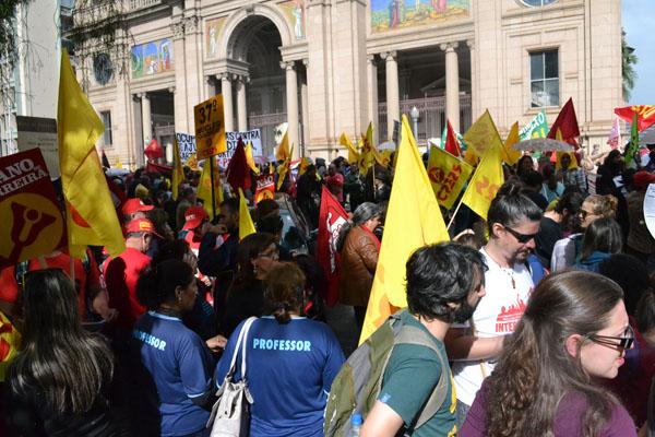 Em frente à sede do governo gaúcho, representantes das centrais sindicais que convocaram o Dia Nacional de Paralisações fizeram suas falas finais sobre a importância da mobilização dessa sexta-feira