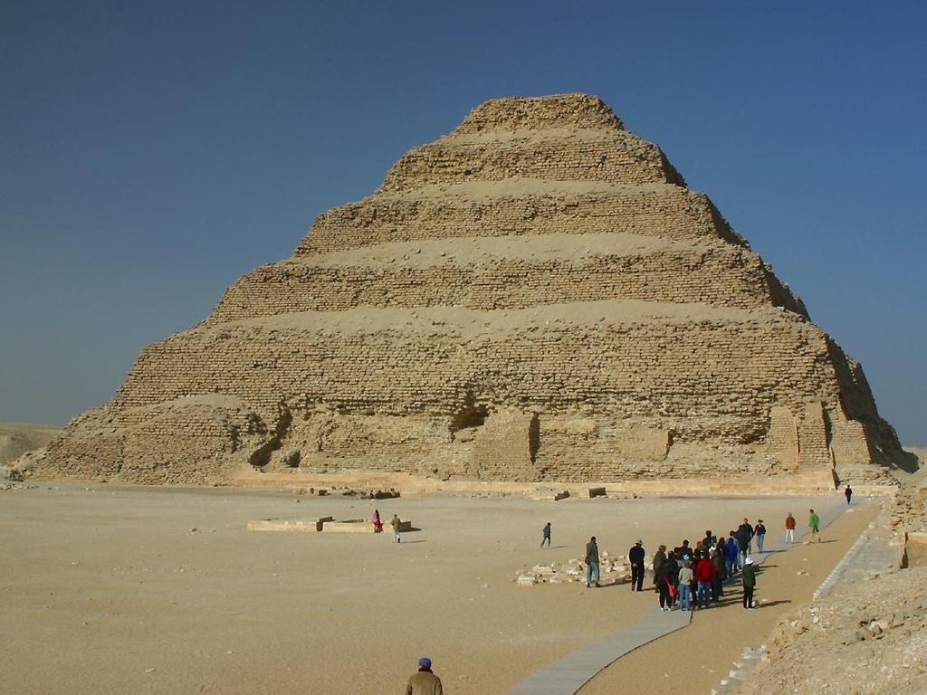 Terceira dinastia revolução arquitetônica com Imhotep, conselheiro e arquiteto do rei Zoser (em 2.