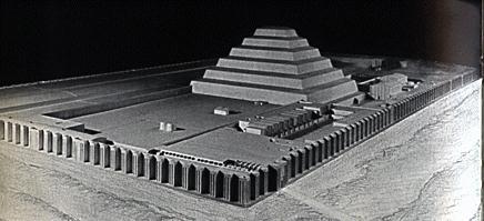 Imhotep substitui o uso de tijolo prensado por