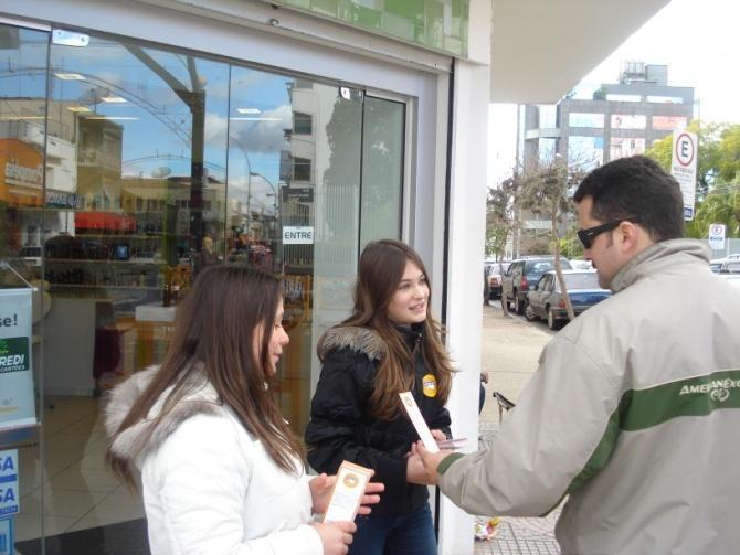 circulou pela Rua Júlio de Castilhos e entregaram marcadores de página contendo mensagens de