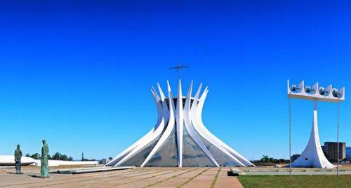 toneladas, de longe já indicam que ali esta a famosa Catedral de Brasília.