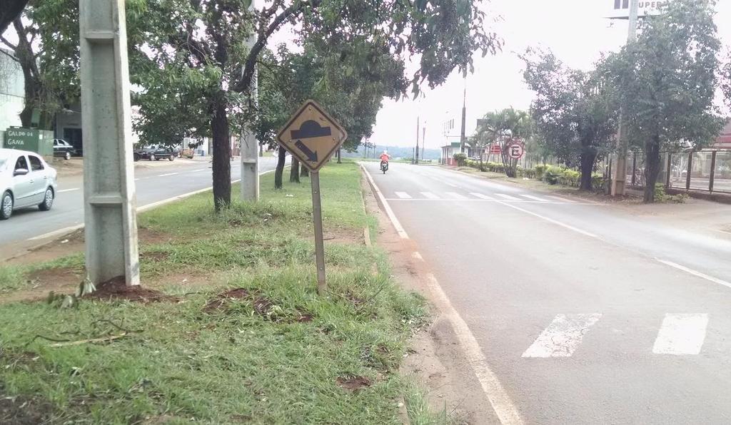 56 O cruzamento tambem apresenta sinalização vertical fora das normas, cituado na rodovia Bento Fernandes Dias, como mostrado na figura 26 e tambem sinalização